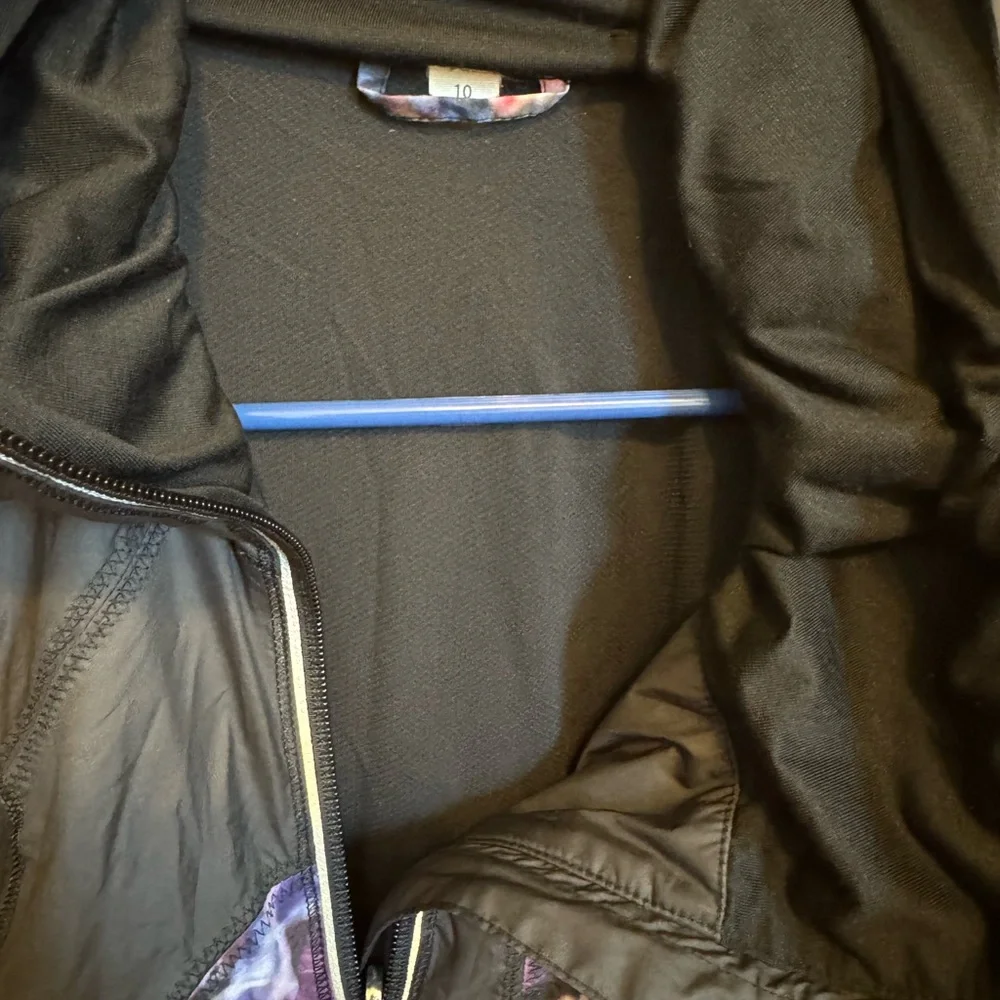 Lululemon Run: Get Up And Glow Jacket
Spring Has Sprung Multi / Black - Picture 3 of 6
